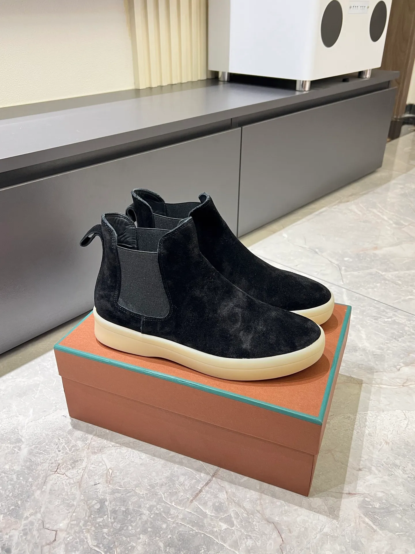 p440 Loro Piana's new niche winter men's mid-top shoes are shipped! The fabric is made of mercerized cowhide imported from Italy, with a sheepskin lining, which is comfortable, breathable and not stuffy to the feet. The outsole is made of natural rubber, which is wear-resistant and non-slip! Size: 38-44 (45.46.)